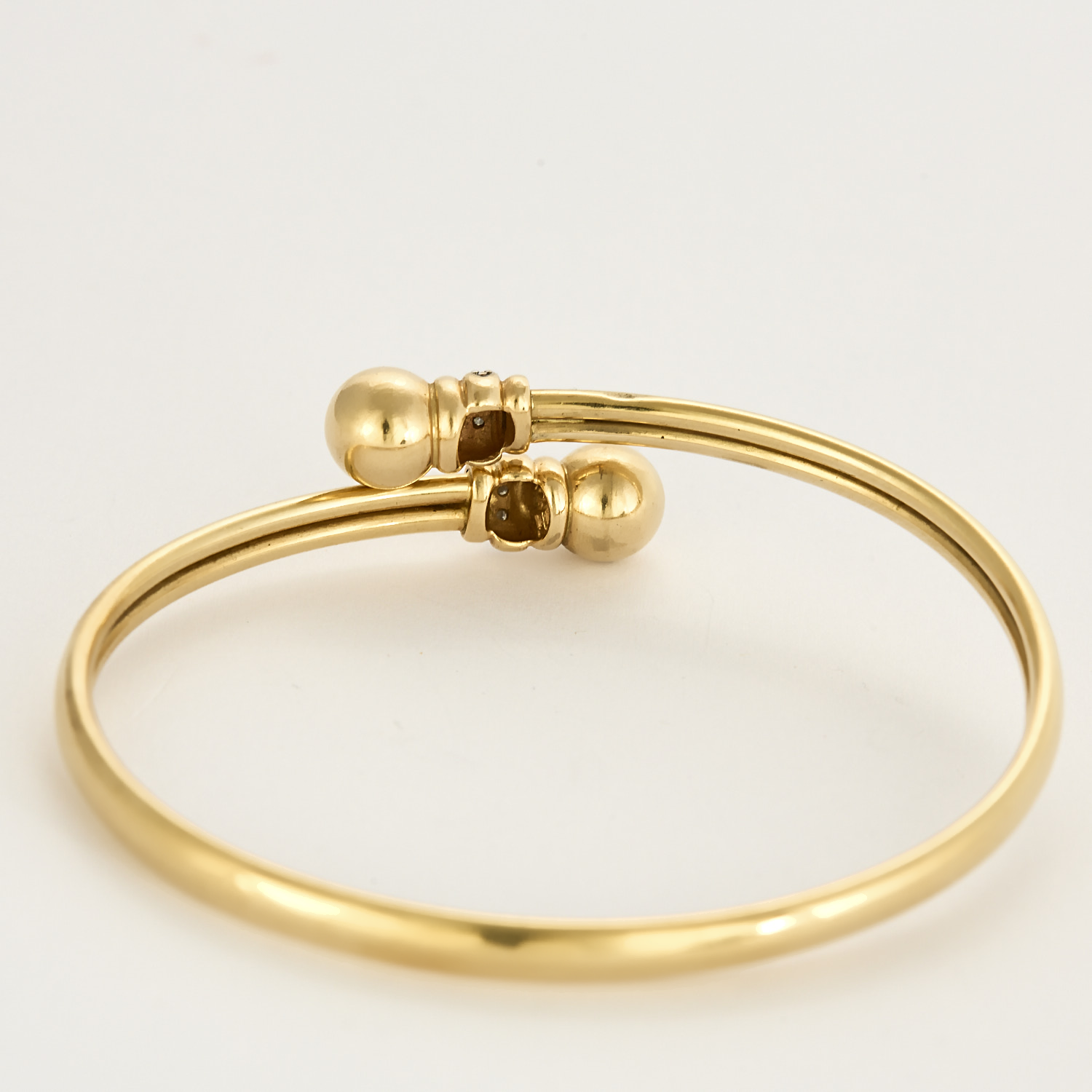 Bracelet ancien style jonc en or jaune et diamants