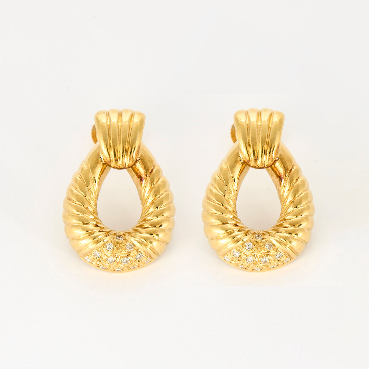 Boucles d'oreilles en or jaune et diamants.