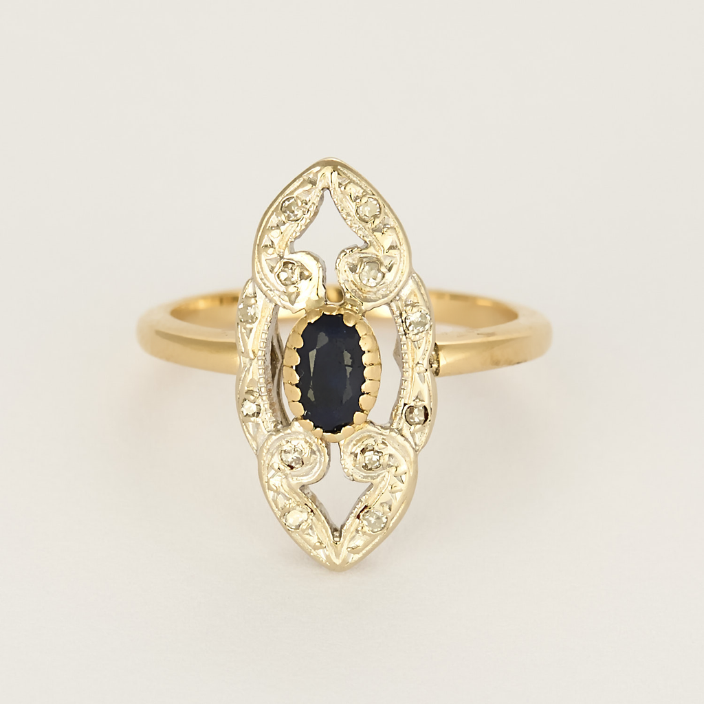 Bague marquise ancienne en or, diamants et centre saphir.
