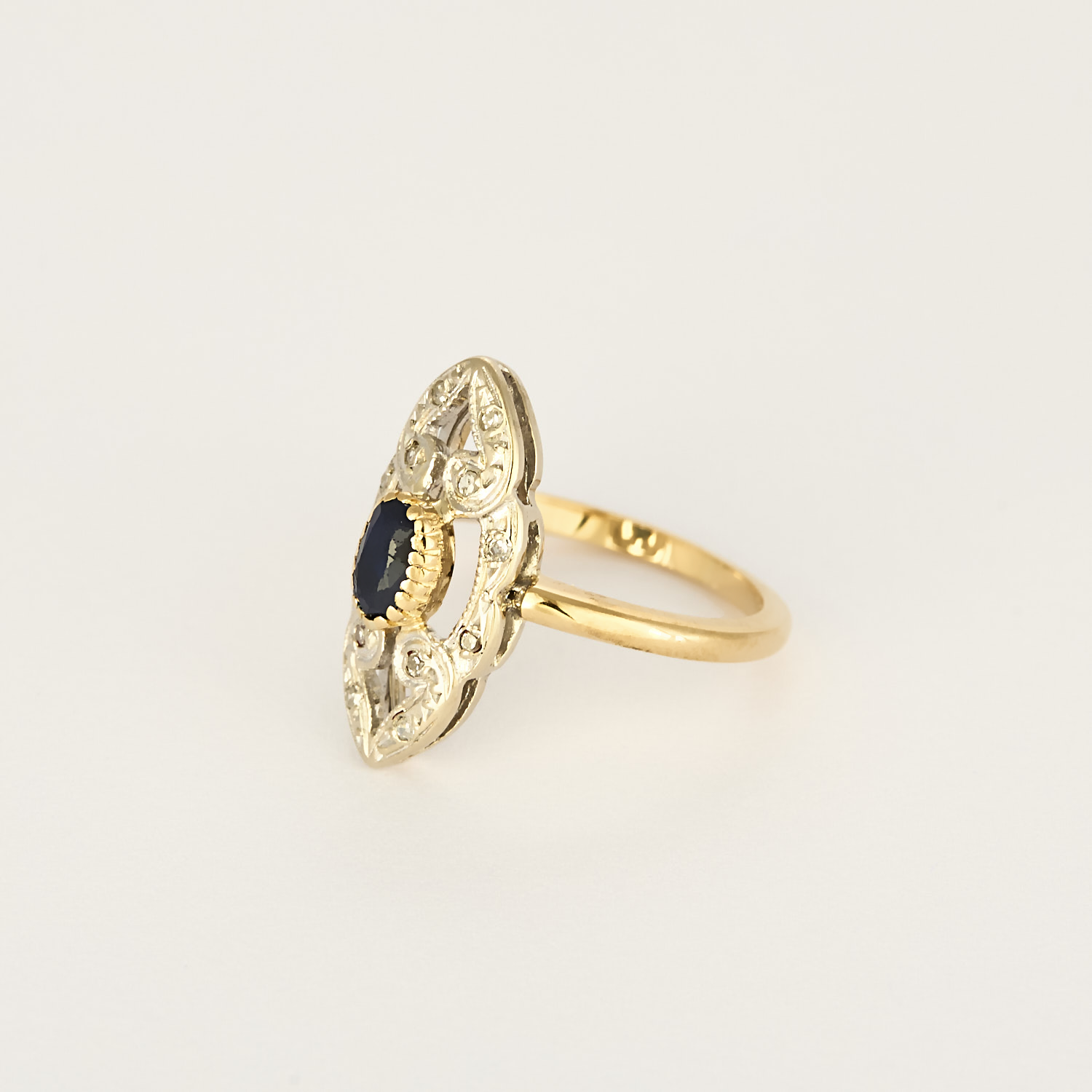 Bague marquise ancienne en or, diamants et centre saphir.