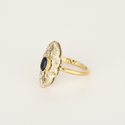 Bague marquise ancienne en or, diamants et centre saphir.
