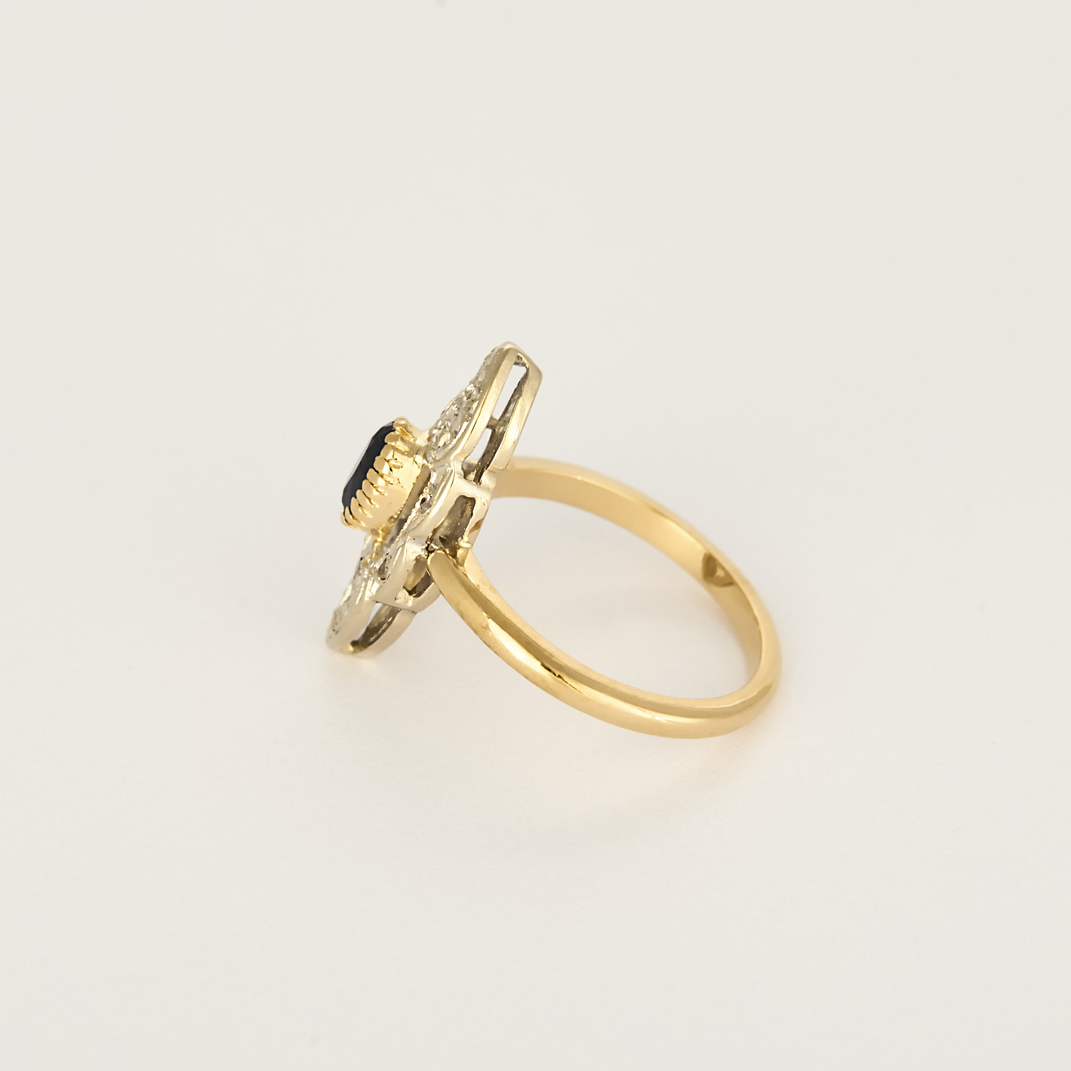 Bague marquise ancienne en or, diamants et centre saphir.