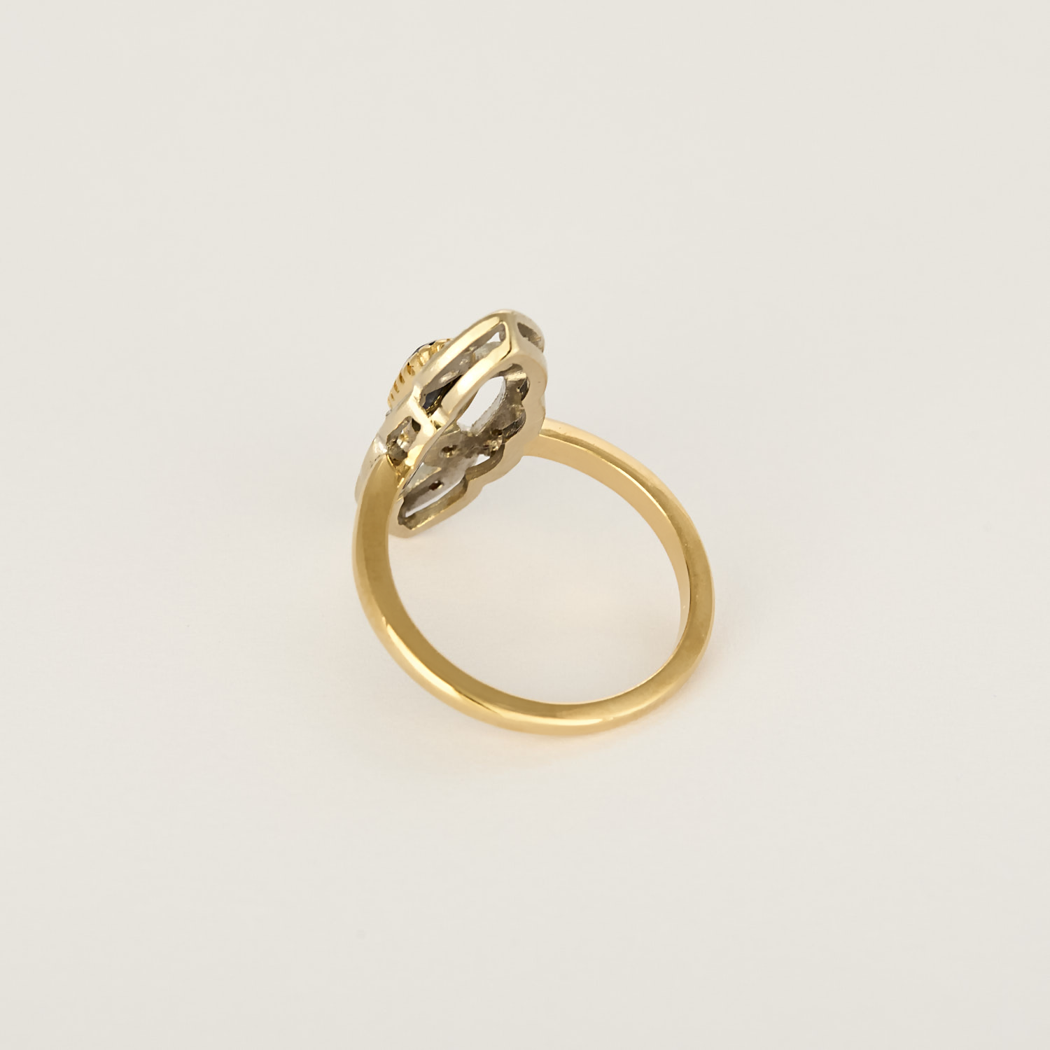 Bague marquise ancienne en or, diamants et centre saphir.
