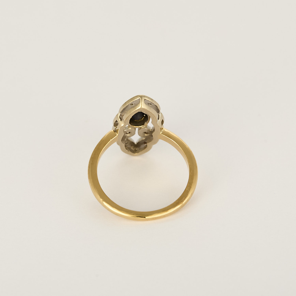 Bague marquise ancienne en or, diamants et centre saphir.