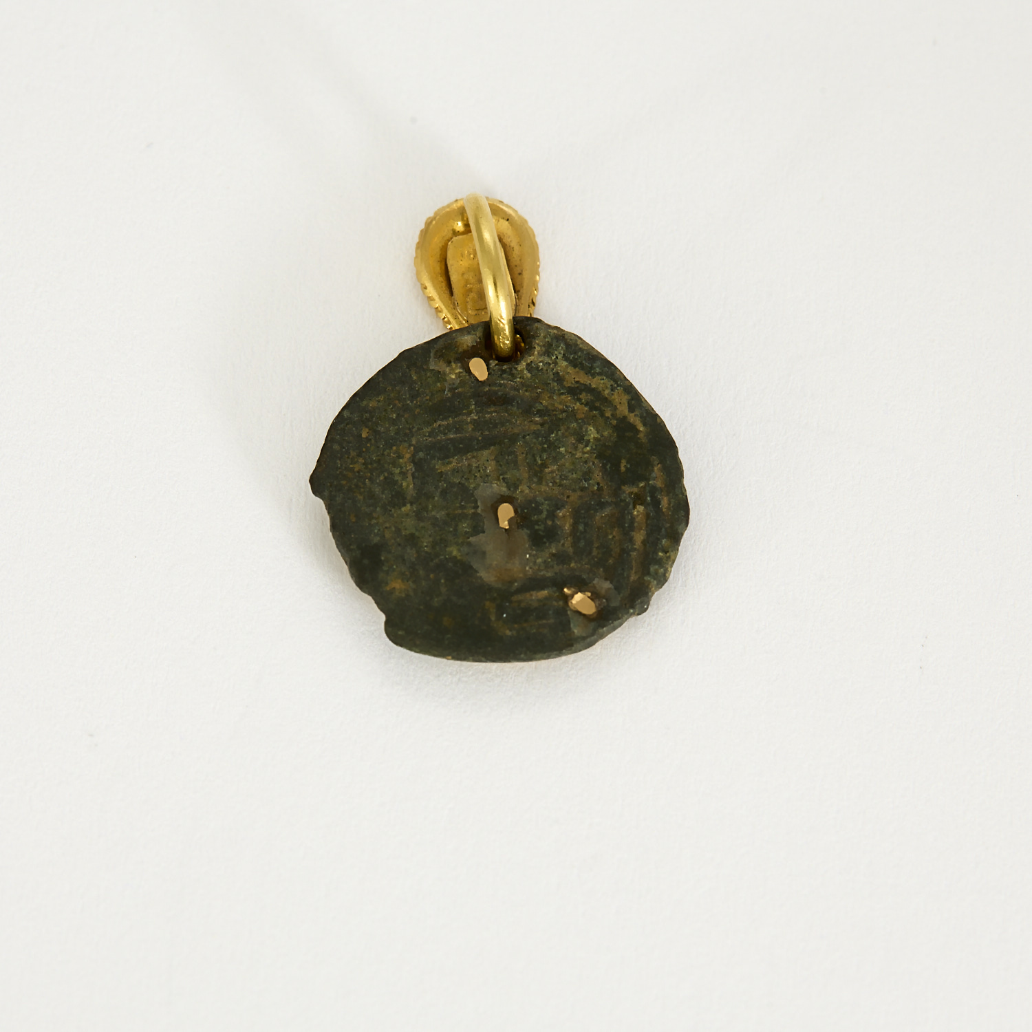 Médaille-croix ancienne en or jaune torsadé sur pierre.