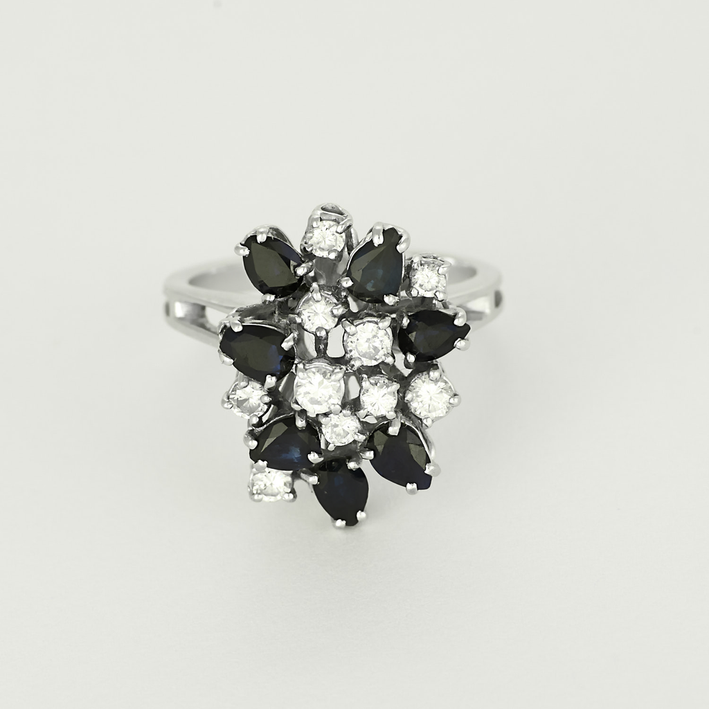 Bague vintage panier en or blanc diamants et saphirs.