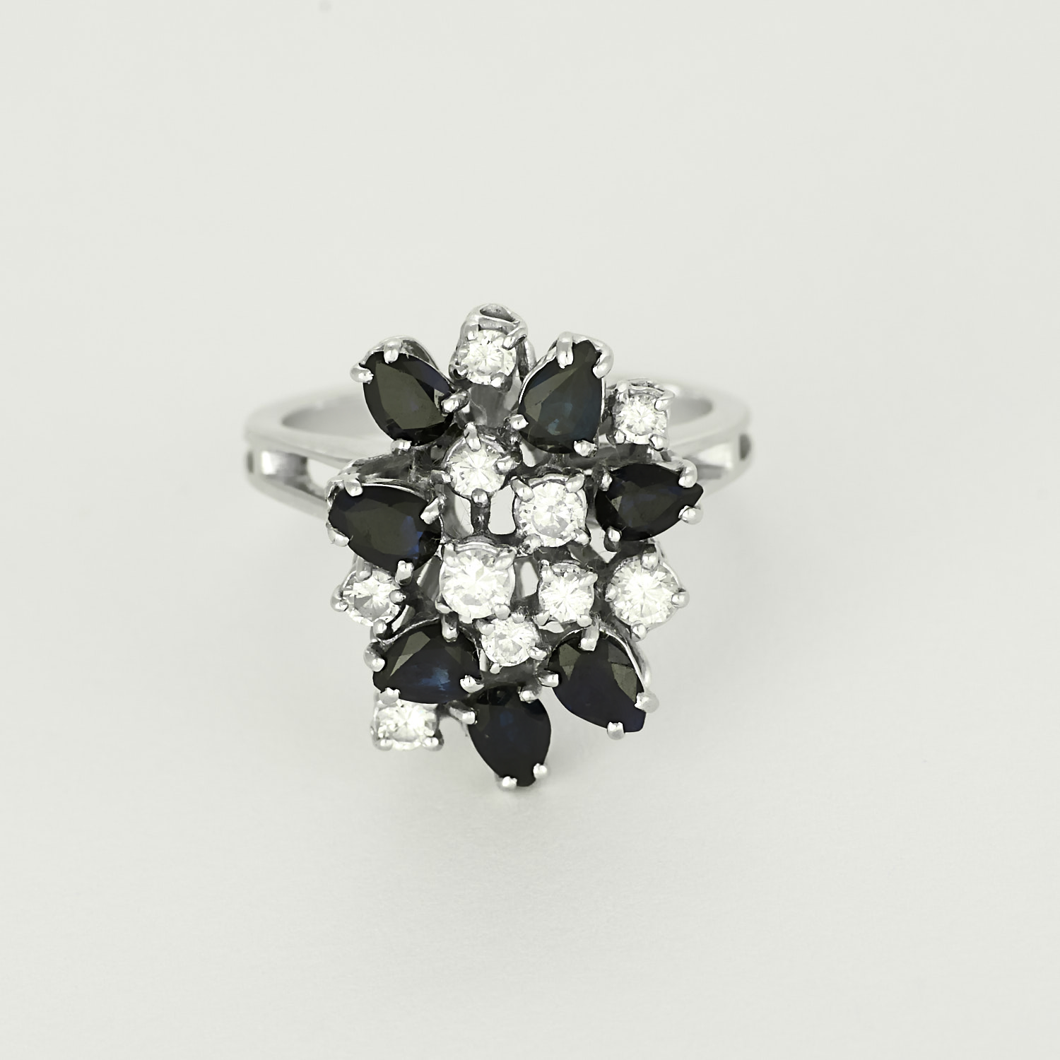 Bague vintage panier en or blanc diamants et saphirs.