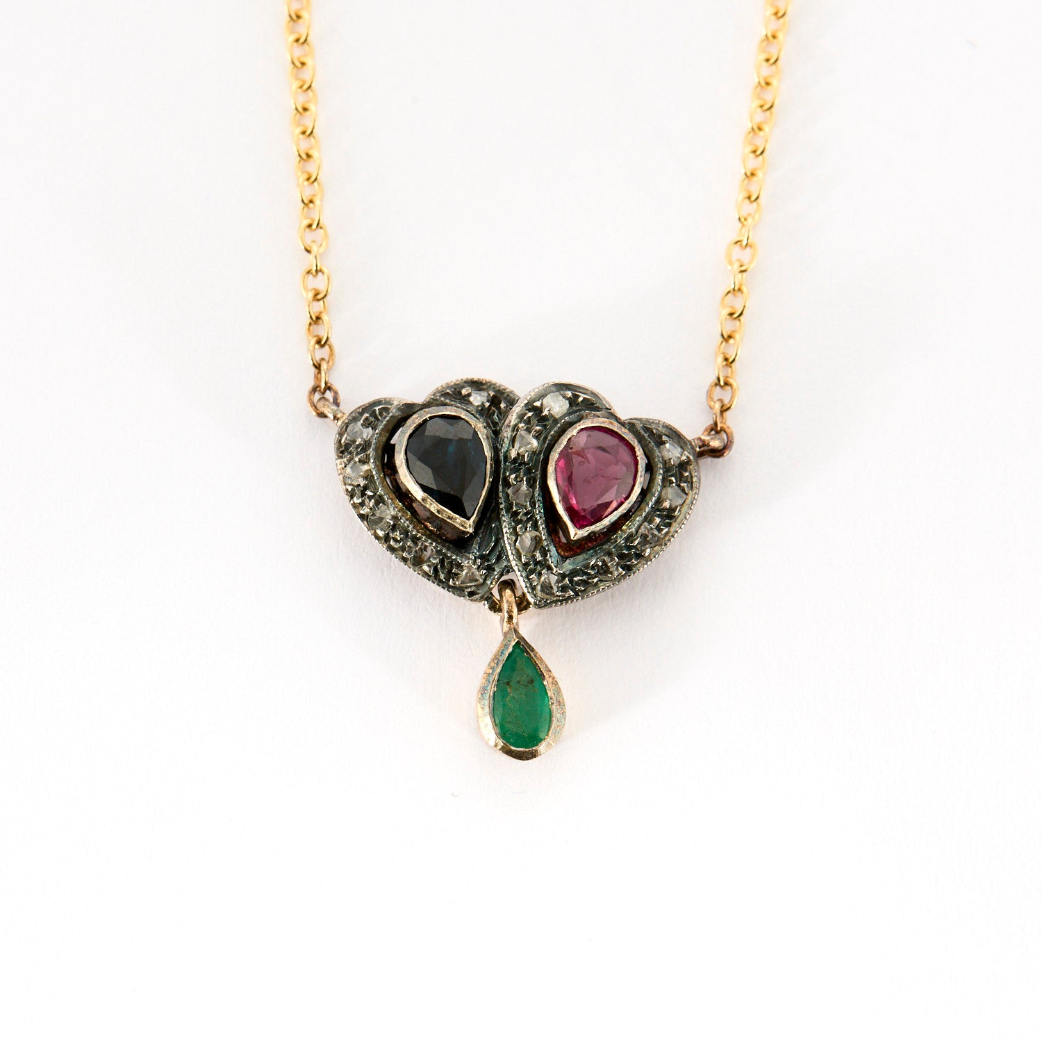 Collier en or, diamants, saphir, rubis et émeraude.
