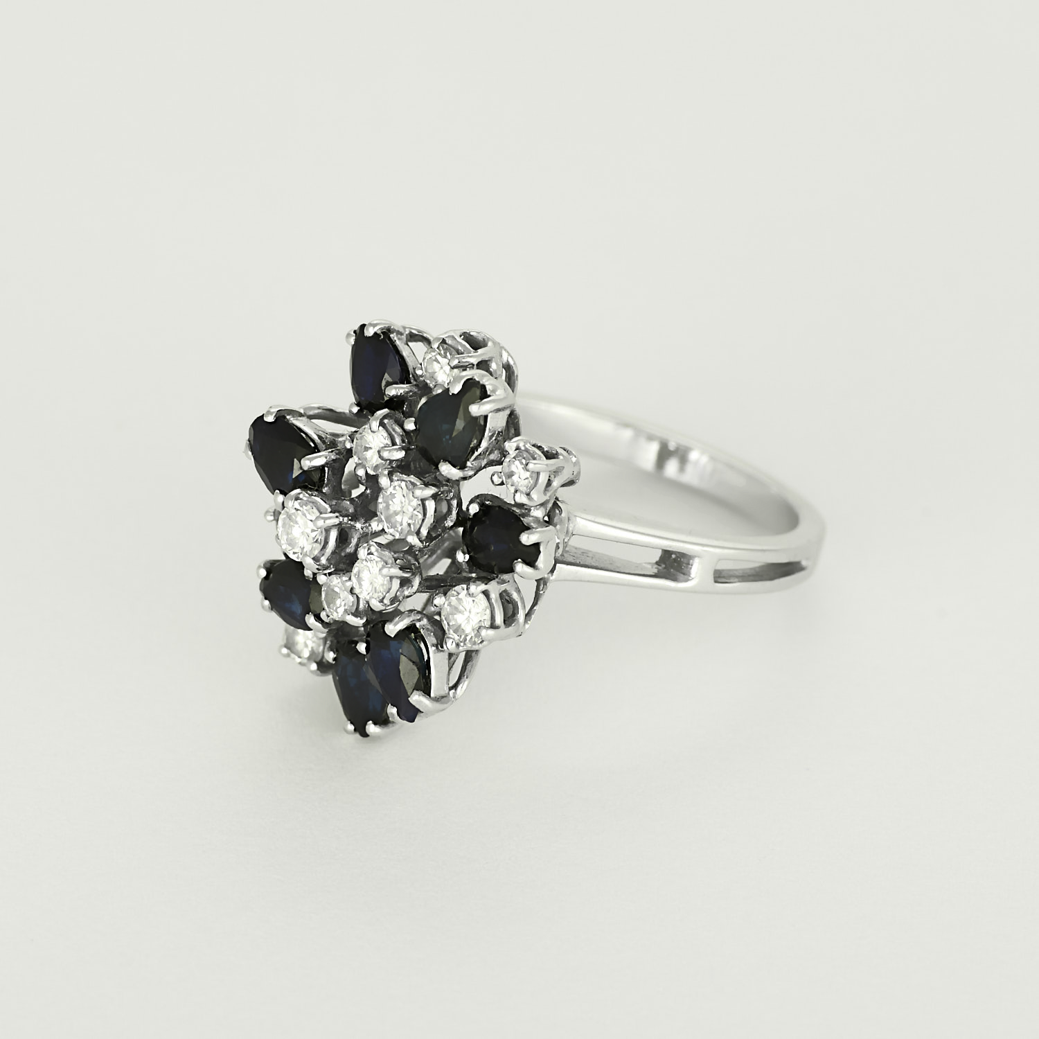 Bague vintage panier en or blanc diamants et saphirs.