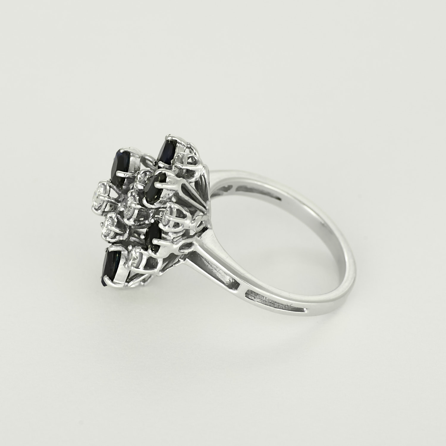 Bague vintage panier en or blanc diamants et saphirs.