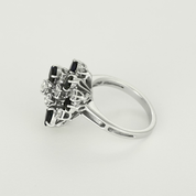 Bague vintage panier en or blanc diamants et saphirs.