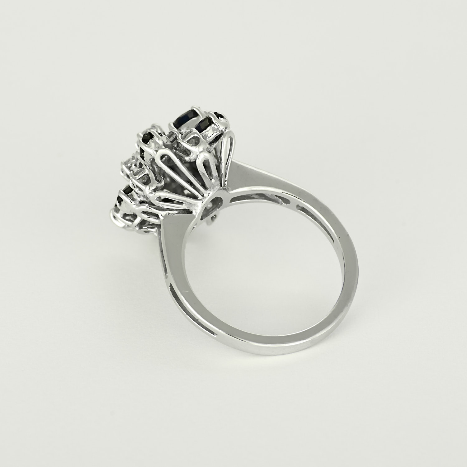 Bague vintage panier en or blanc diamants et saphirs.