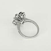 Bague vintage panier en or blanc diamants et saphirs.