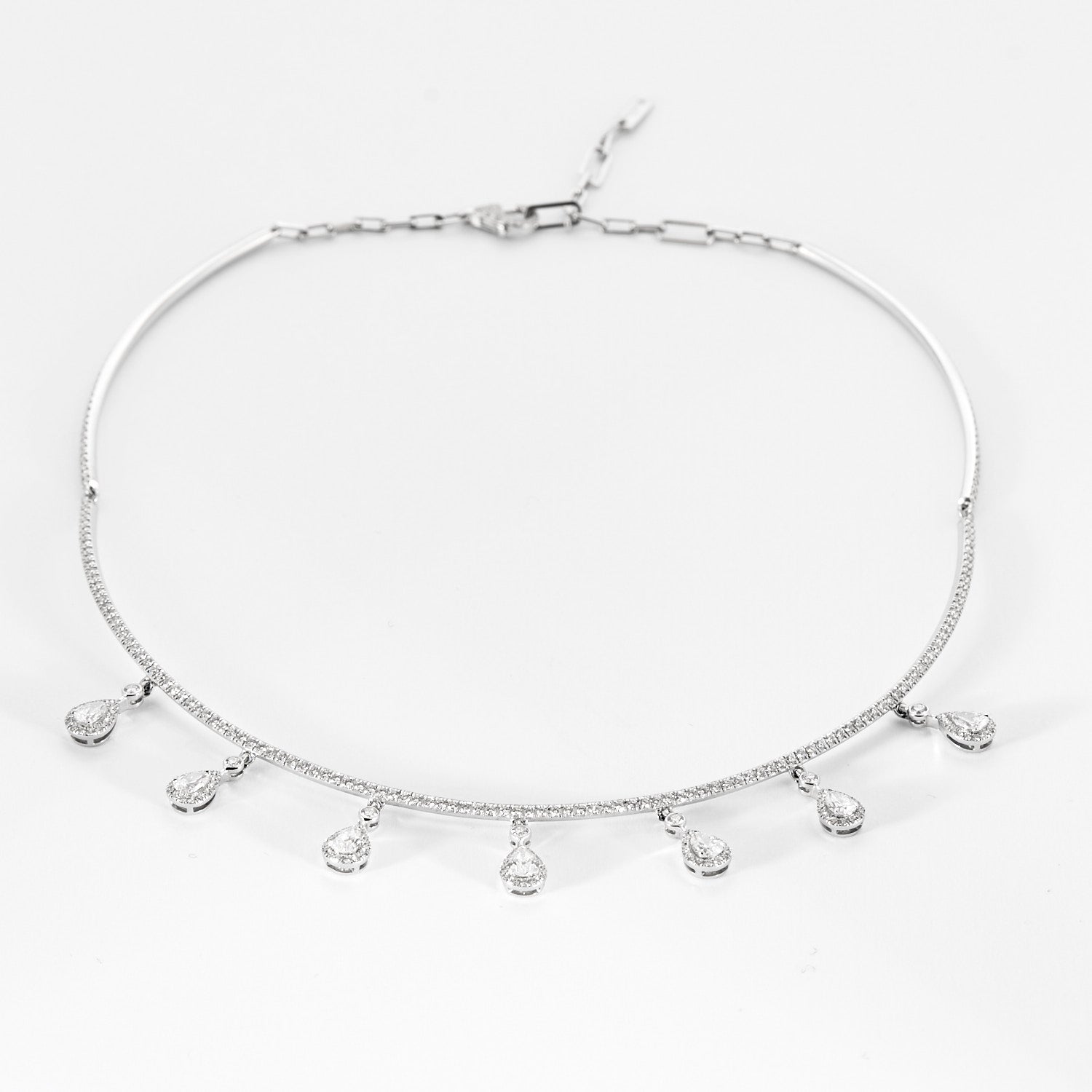 Collier MESSIKA model "Sofia" en or blanc et diamants.