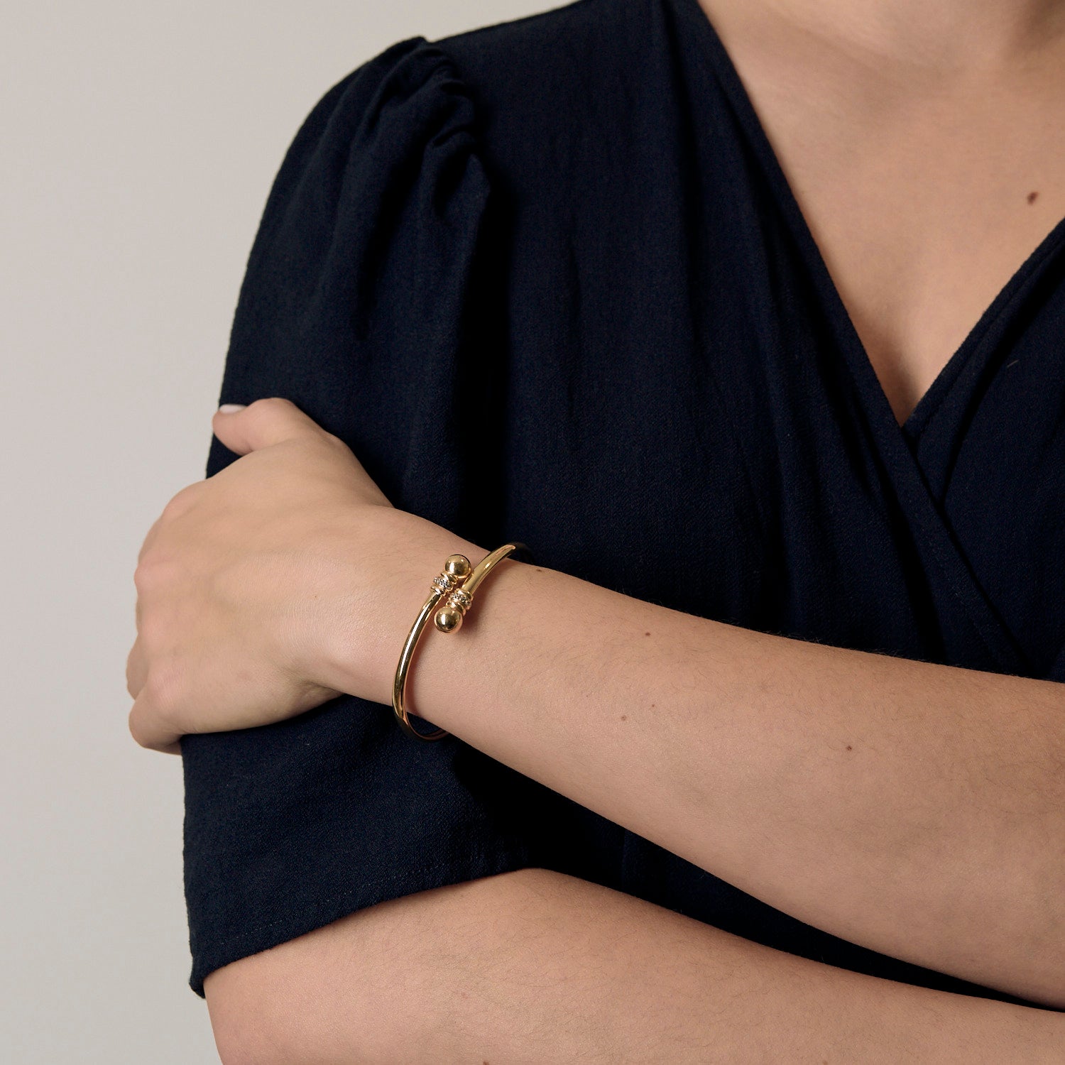Bracelet ancien style jonc en or jaune et diamants