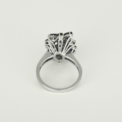 Bague vintage panier en or blanc diamants et saphirs.