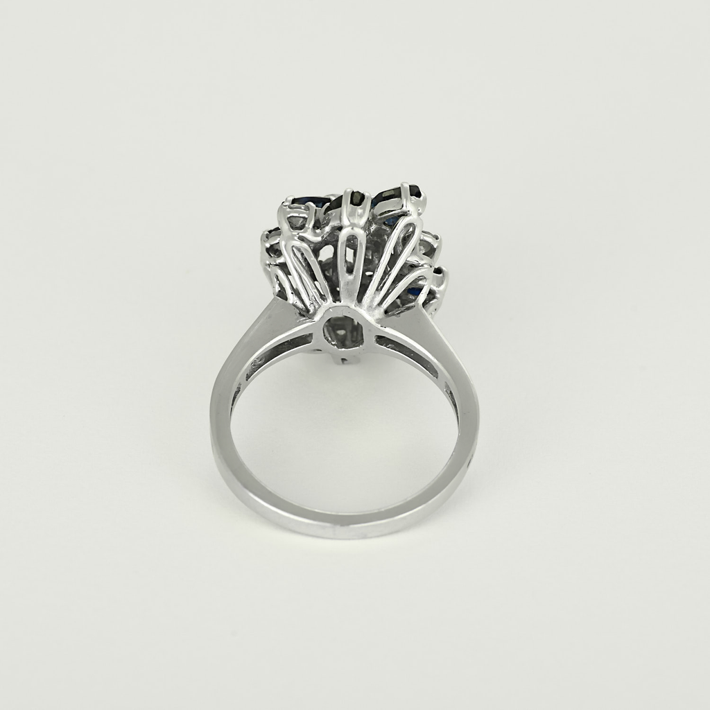 Bague vintage panier en or blanc diamants et saphirs.