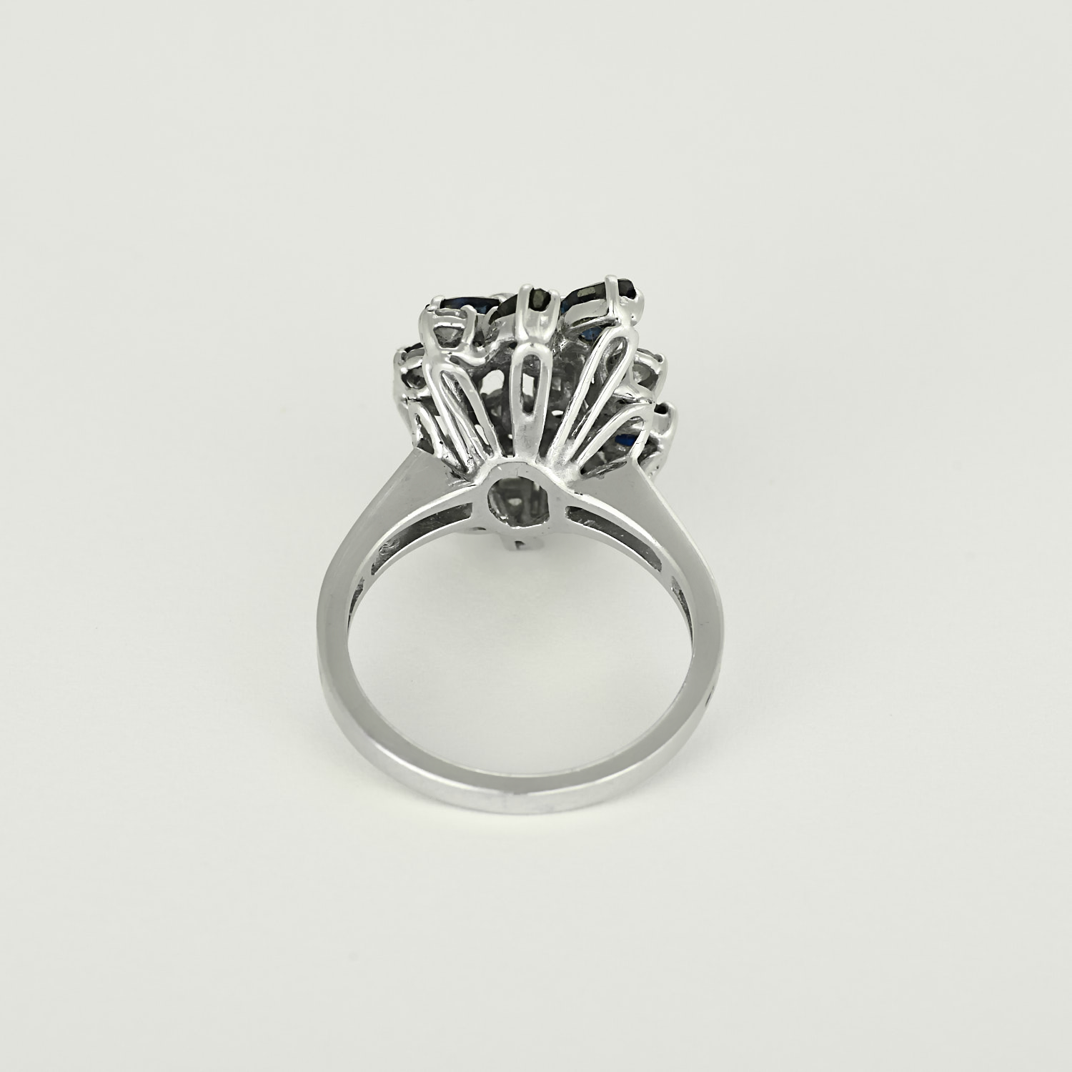 Bague vintage panier en or blanc diamants et saphirs.