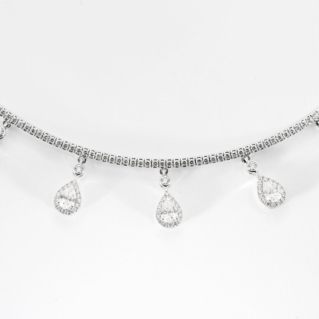 Collier MESSIKA model "Sofia" en or blanc et diamants.