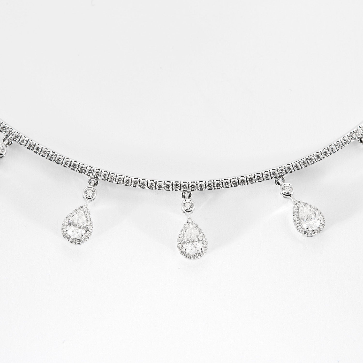 Collier MESSIKA model "Sofia" en or blanc et diamants.