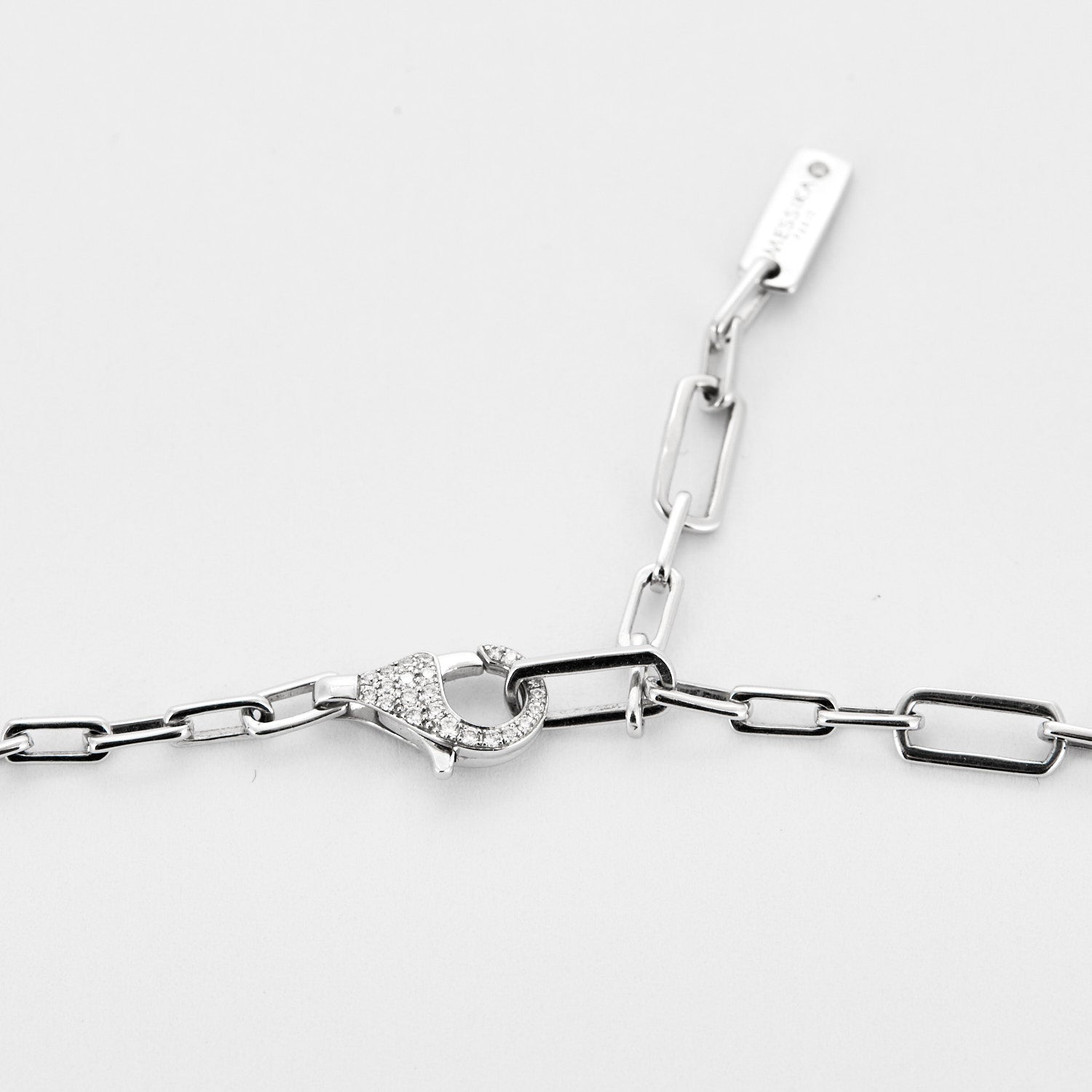 Collier MESSIKA model "Sofia" en or blanc et diamants.