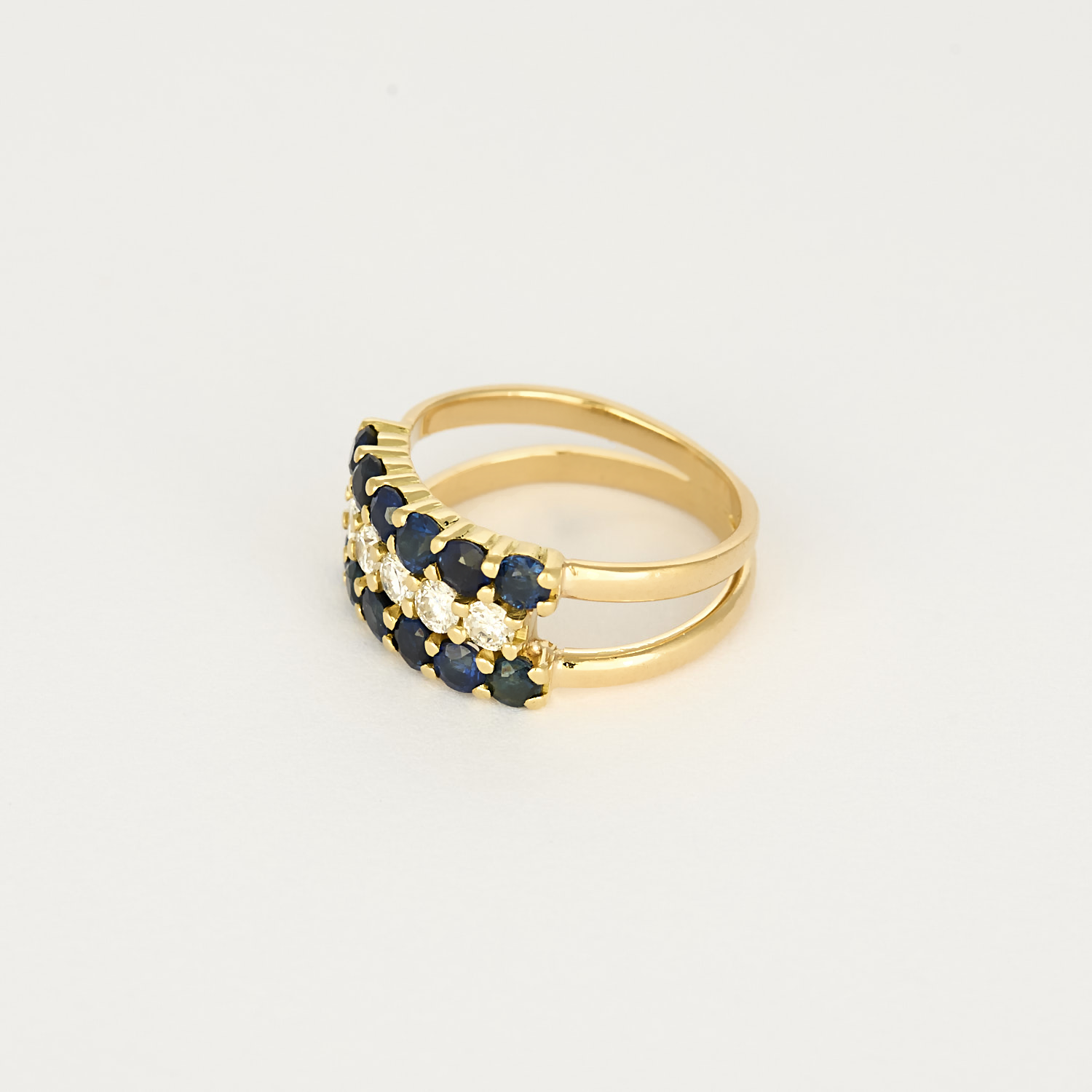 Bague ou demie alliance saphirs et diamants en or jaune.