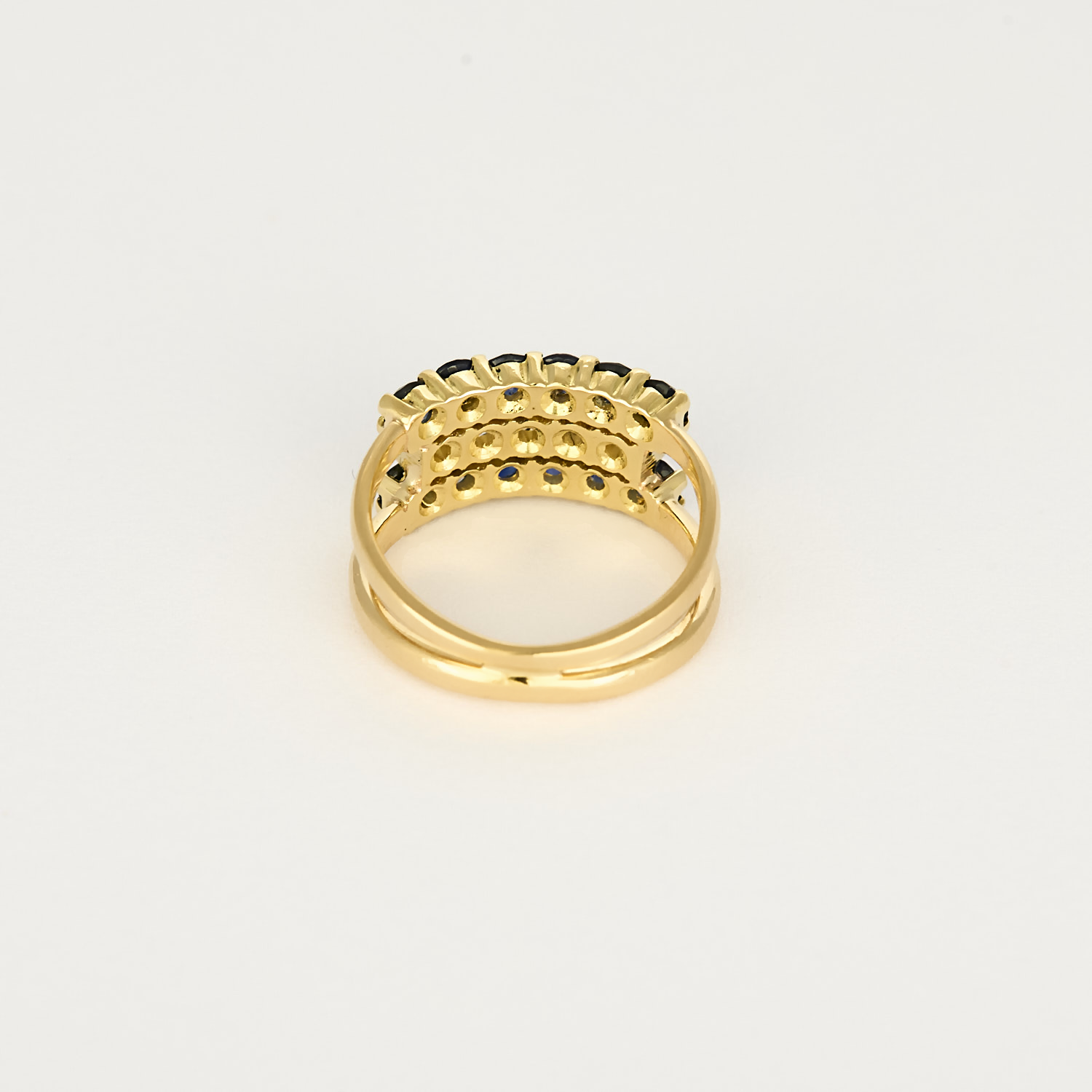 Bague ou demie alliance saphirs et diamants en or jaune.