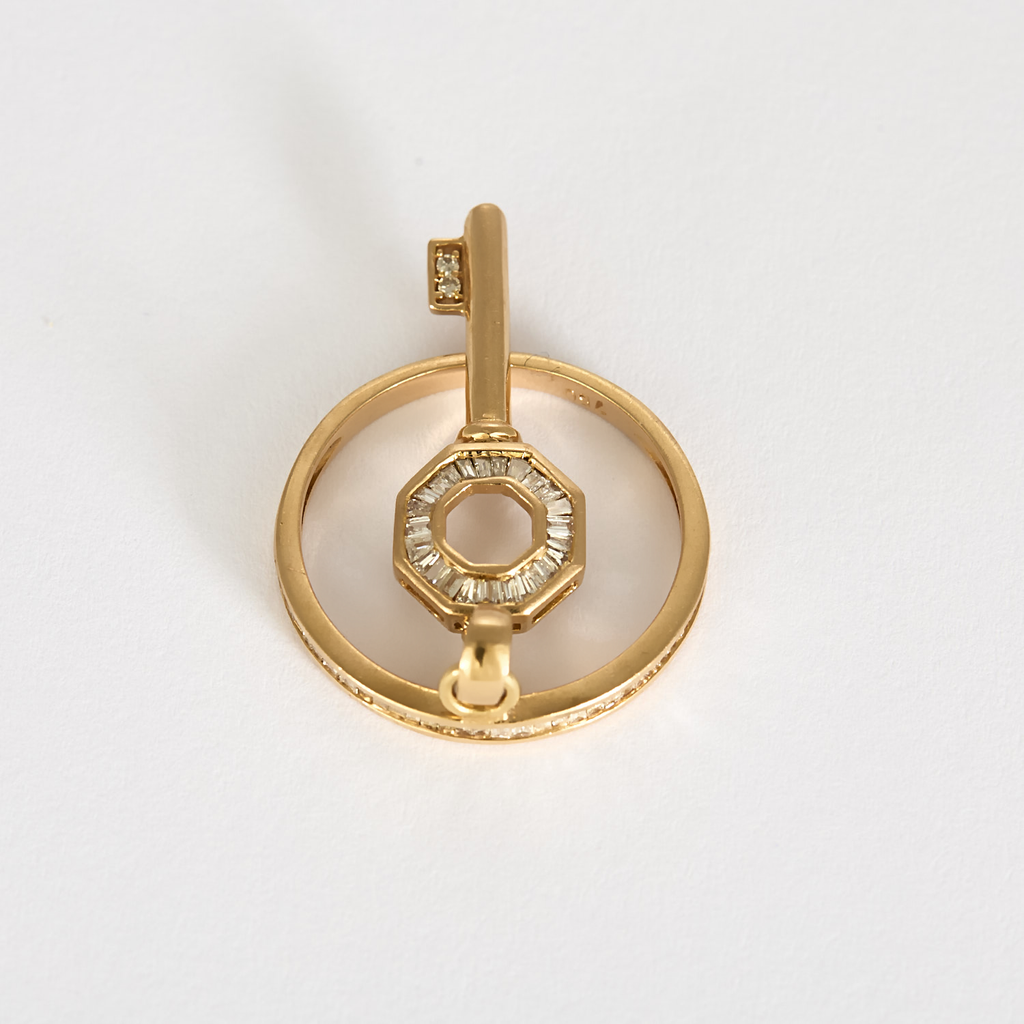 Bague en or rose et diamants baguettes motif clé.