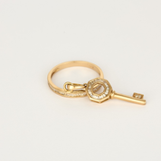 Bague en or rose et diamants baguettes motif clé.
