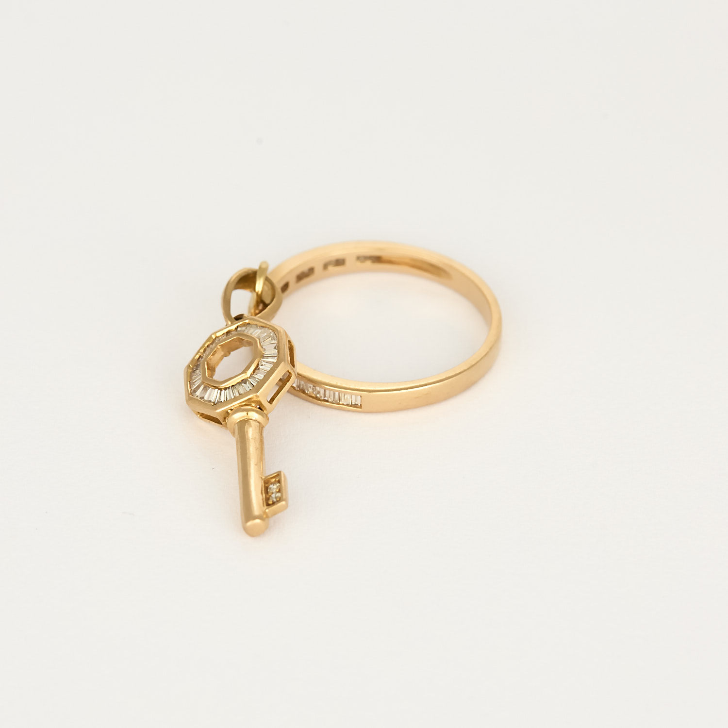 Bague en or rose et diamants baguettes motif clé.