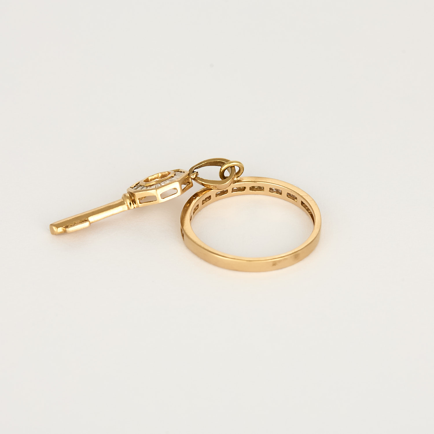 Bague en or rose et diamants baguettes motif clé.