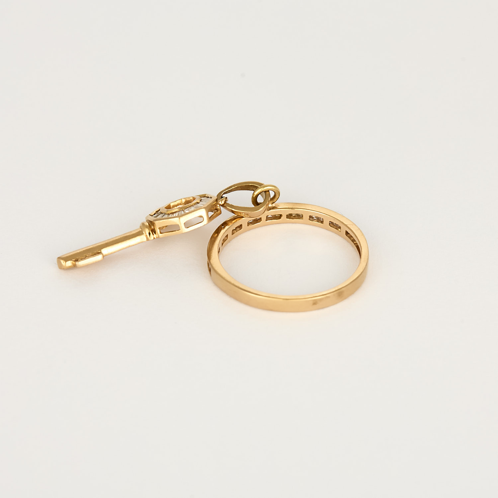 Bague en or rose et diamants baguettes motif clé.