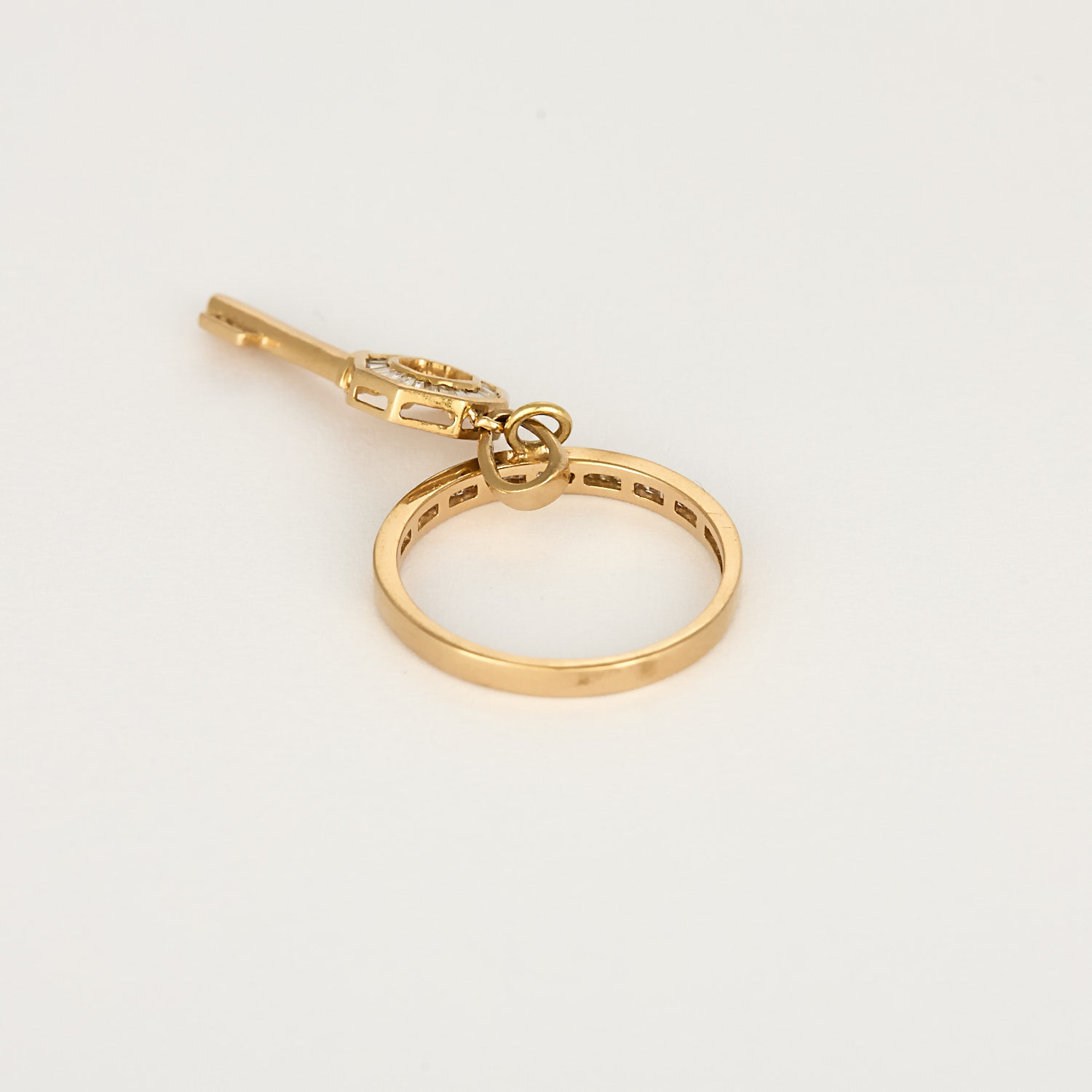 Bague en or rose et diamants baguettes motif clé.