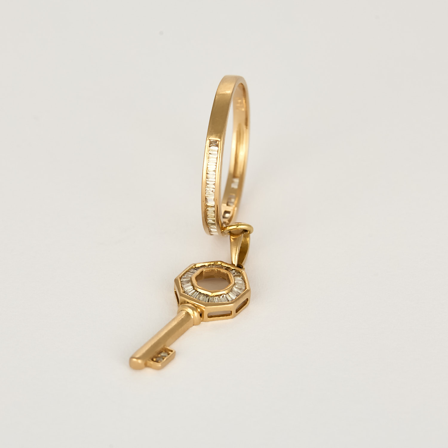 Bague en or rose et diamants baguettes motif clé.