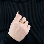 Bague Tank en or jaune et diamants.