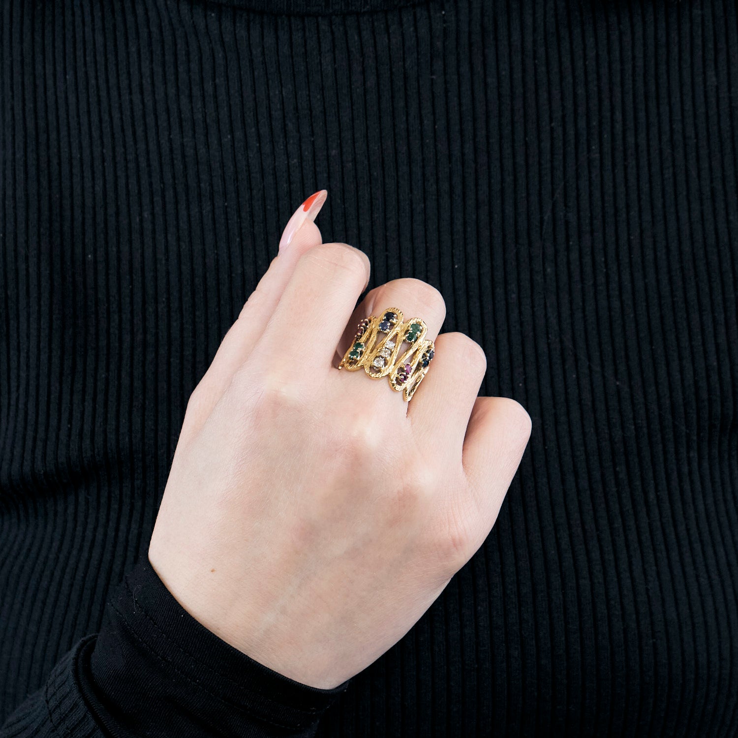 Bague en or jaune ciselé, diamants, rubis, saphirs et émeraudes