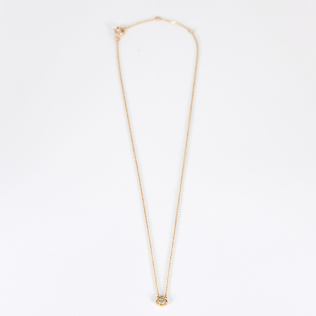 Collier mini poire en or rose et diamants.