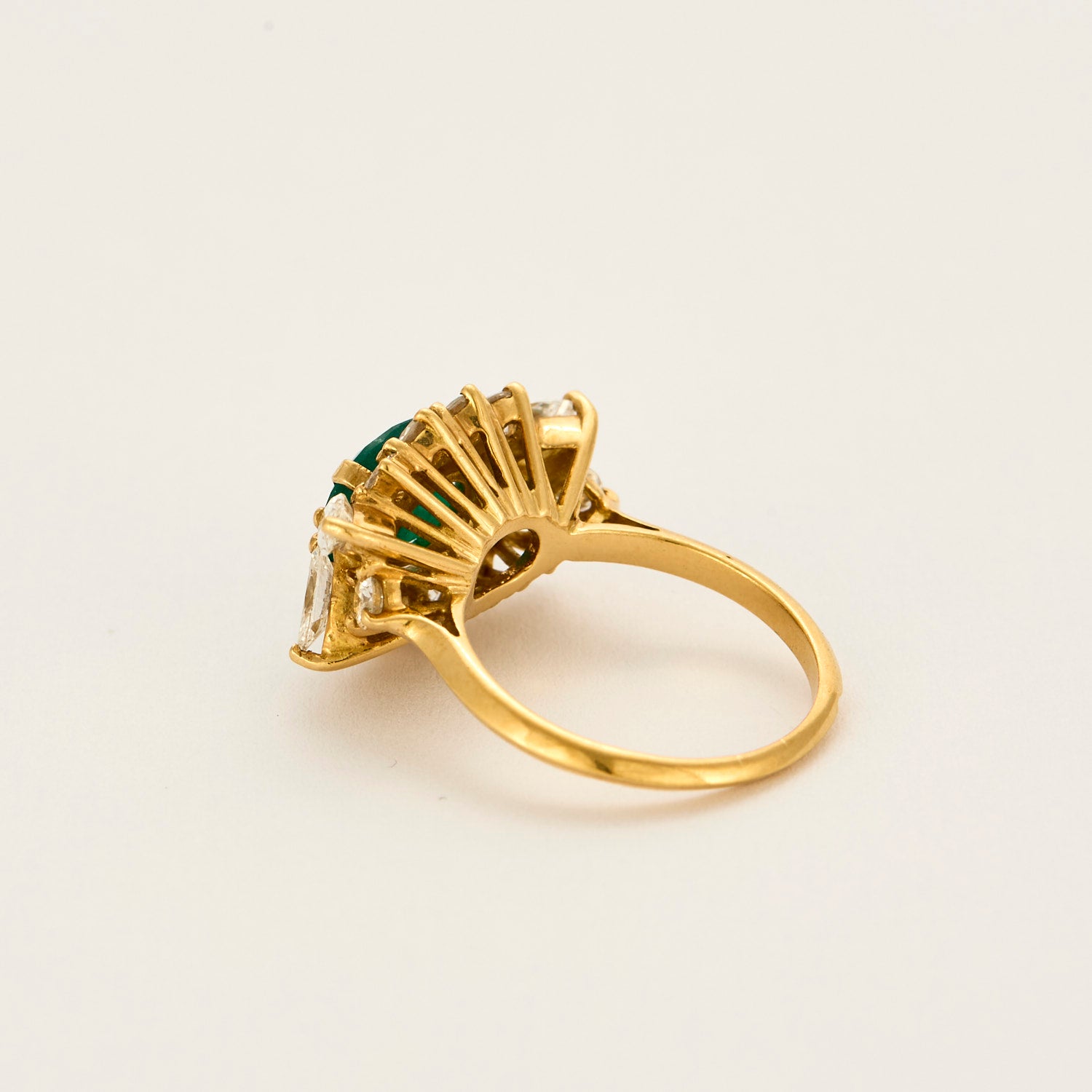 Bague panier vintage émeraude et diamants or jaune
