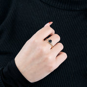 Bague en or jaune avec Saphir.