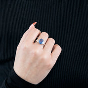 Bague en platine, saphir 5 carats et diamants baguettes.