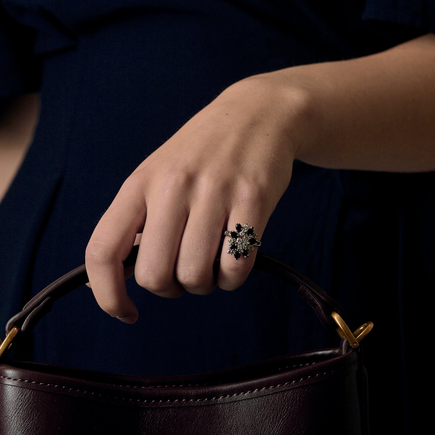 Bague vintage panier en or blanc diamants et saphirs.