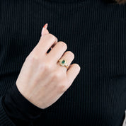 Bague vintage en or jaune, diamants et émeraude.