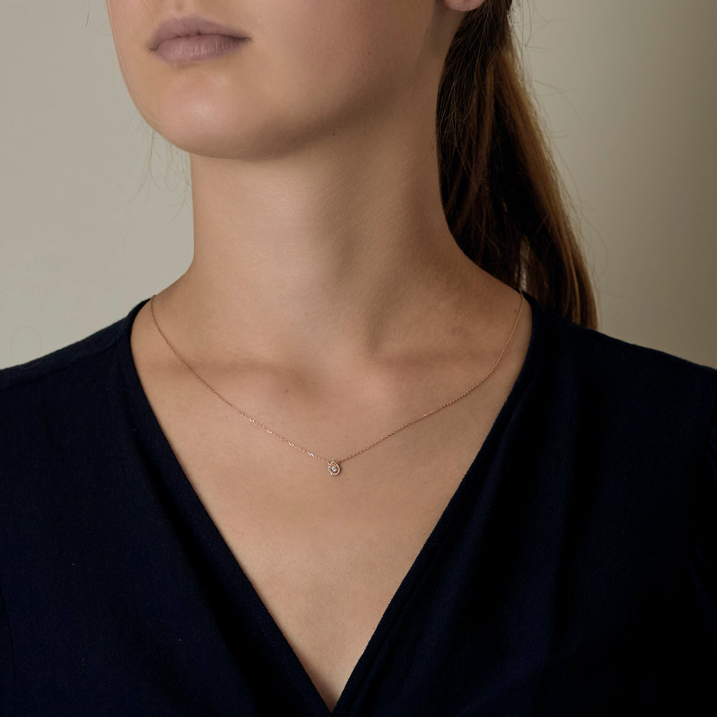 Collier mini poire en or rose et diamants.