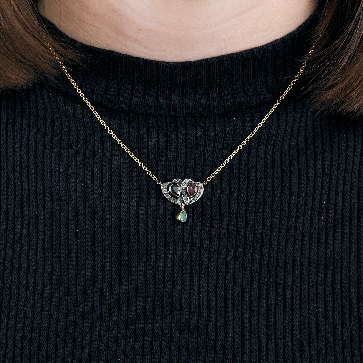 Collier en or, diamants, saphir, rubis et émeraude.