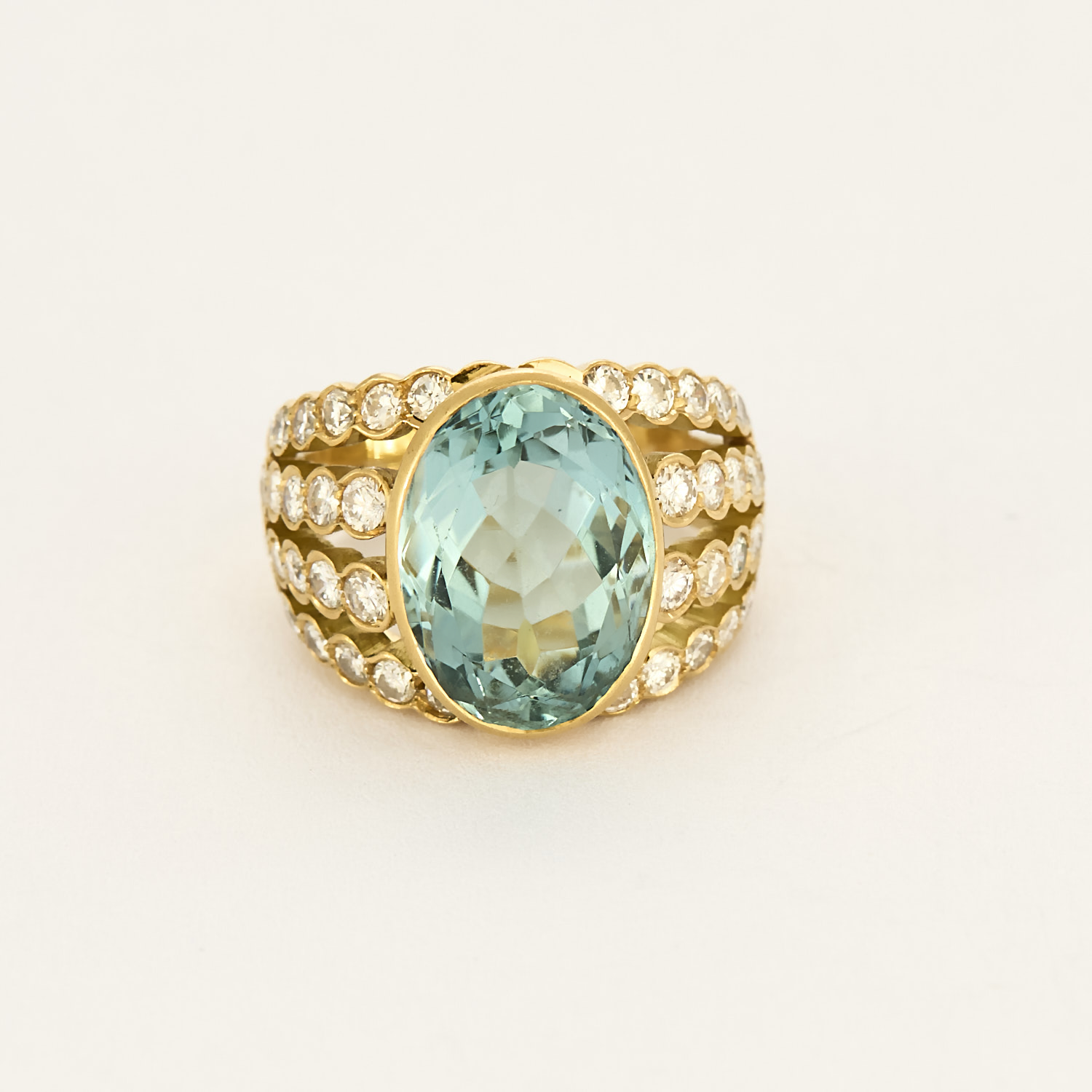 Bague vintage en or jaune diamants et aigue marine.