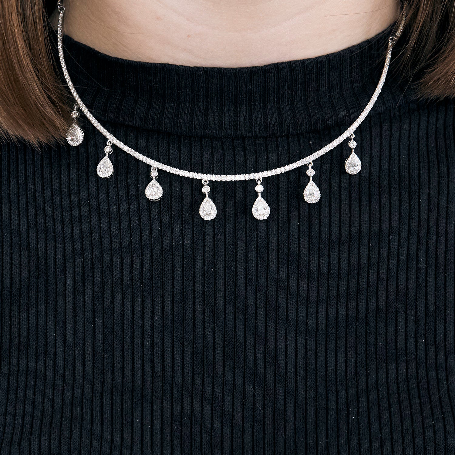 Collier MESSIKA model "Sofia" en or blanc et diamants.