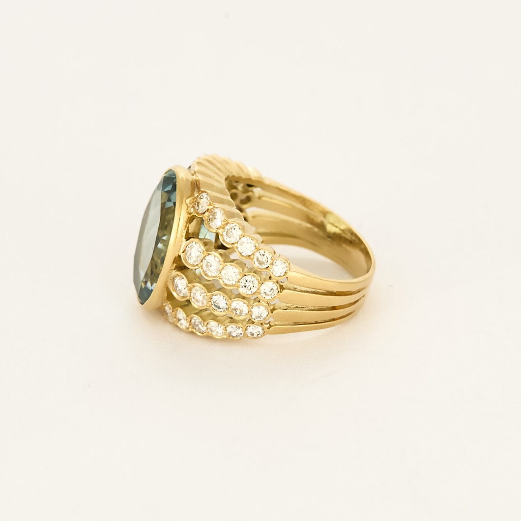 Bague vintage en or jaune diamants et aigue marine.