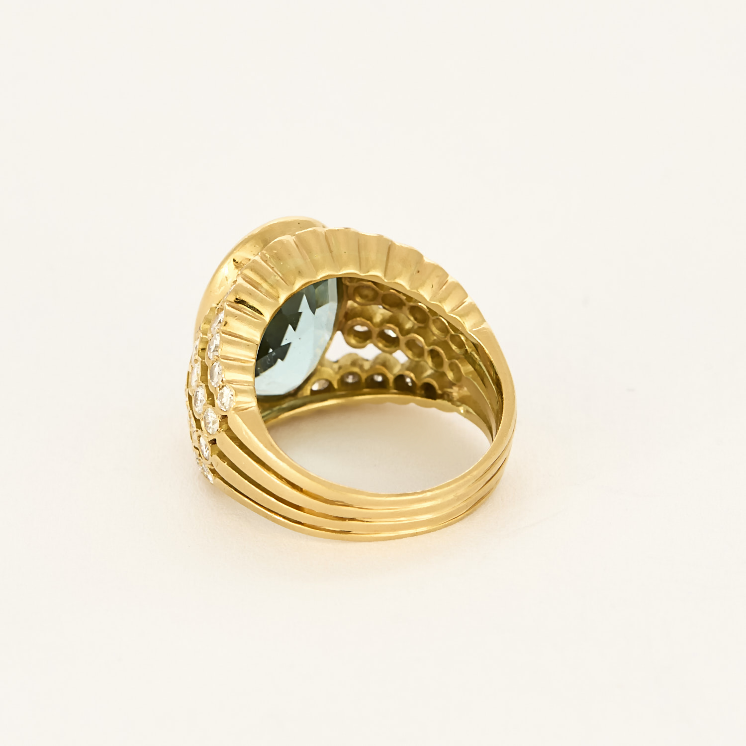 Bague vintage en or jaune diamants et aigue marine.