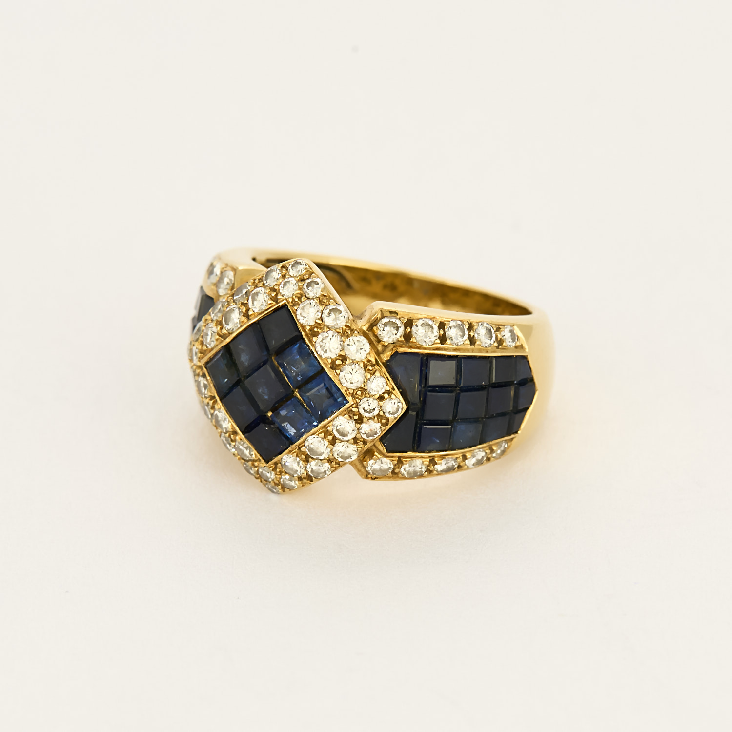 Bague vintage en or jaune, diamants et saphirs.