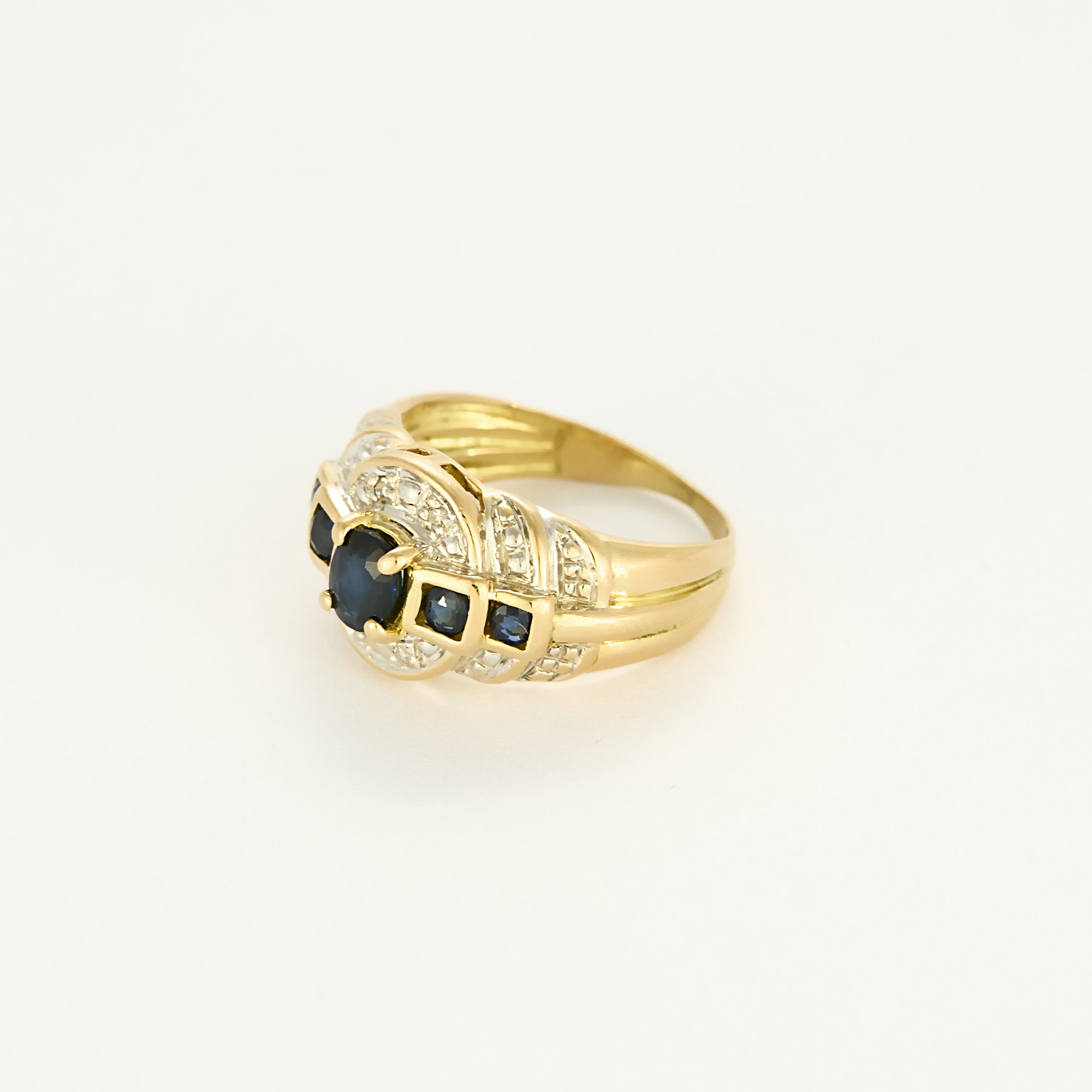 Bague vintage or jaune et saphirs.